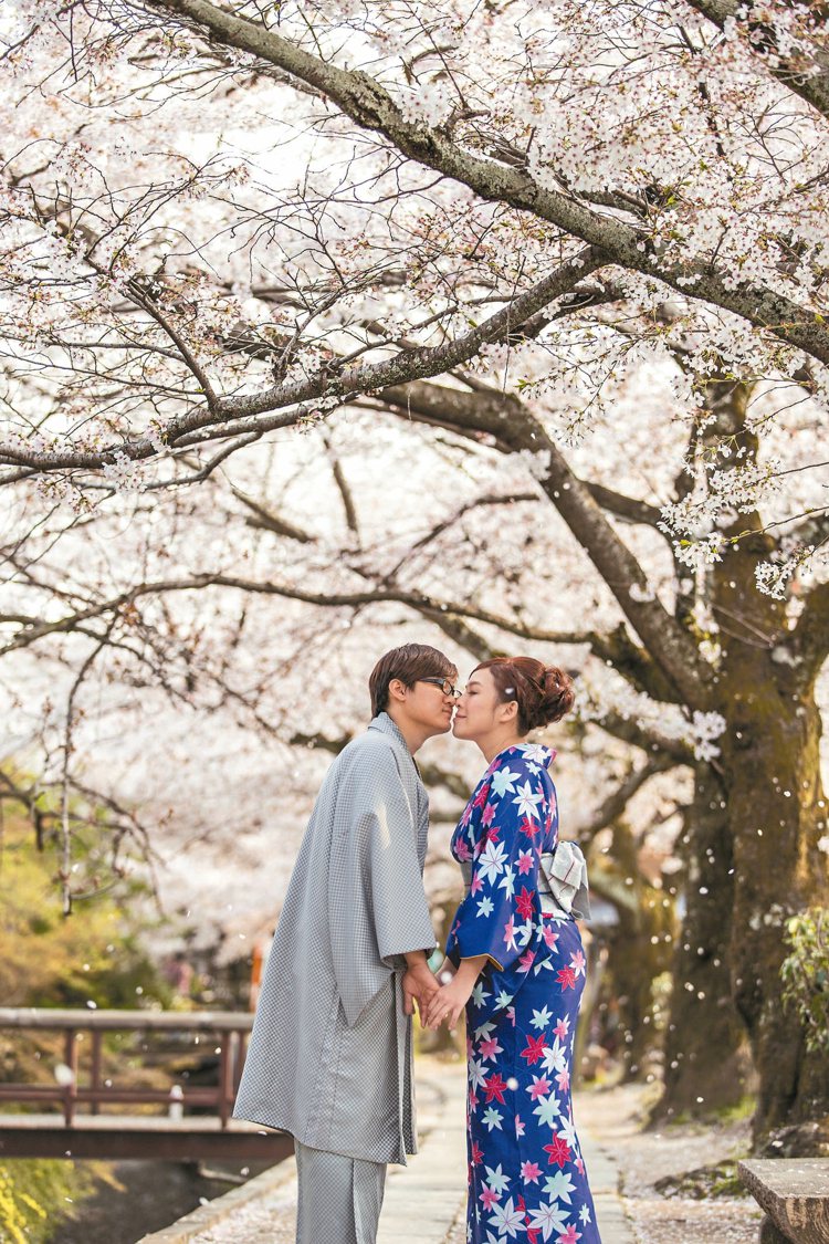 櫻花季是最受新人歡迎的婚紗照季節。 圖／黑焦耳海外婚紗婚禮攝影工作室提供