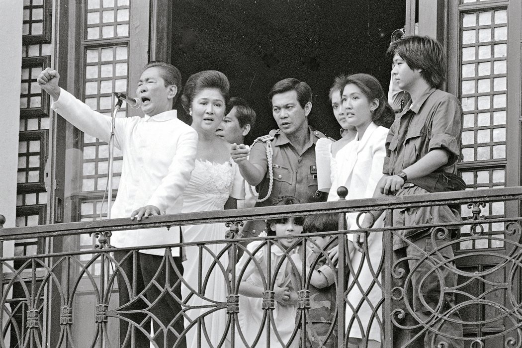 菲律賓已故獨裁者馬可仕（左）與小馬可仕（右）攝於一九八六年。 美聯社資料照
