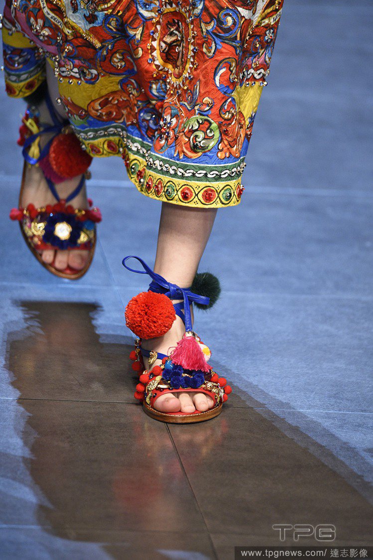 Dolce & Gabbana 使用了大量色彩艷麗的毛球和流蘇設計涼鞋。圖／達志影像