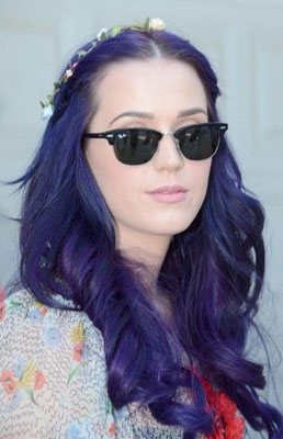 有點藍的紫色也太顯膚色白皙了吧，捲曲的長髮配上花朵髮飾，童話公主？圖文：悅己網