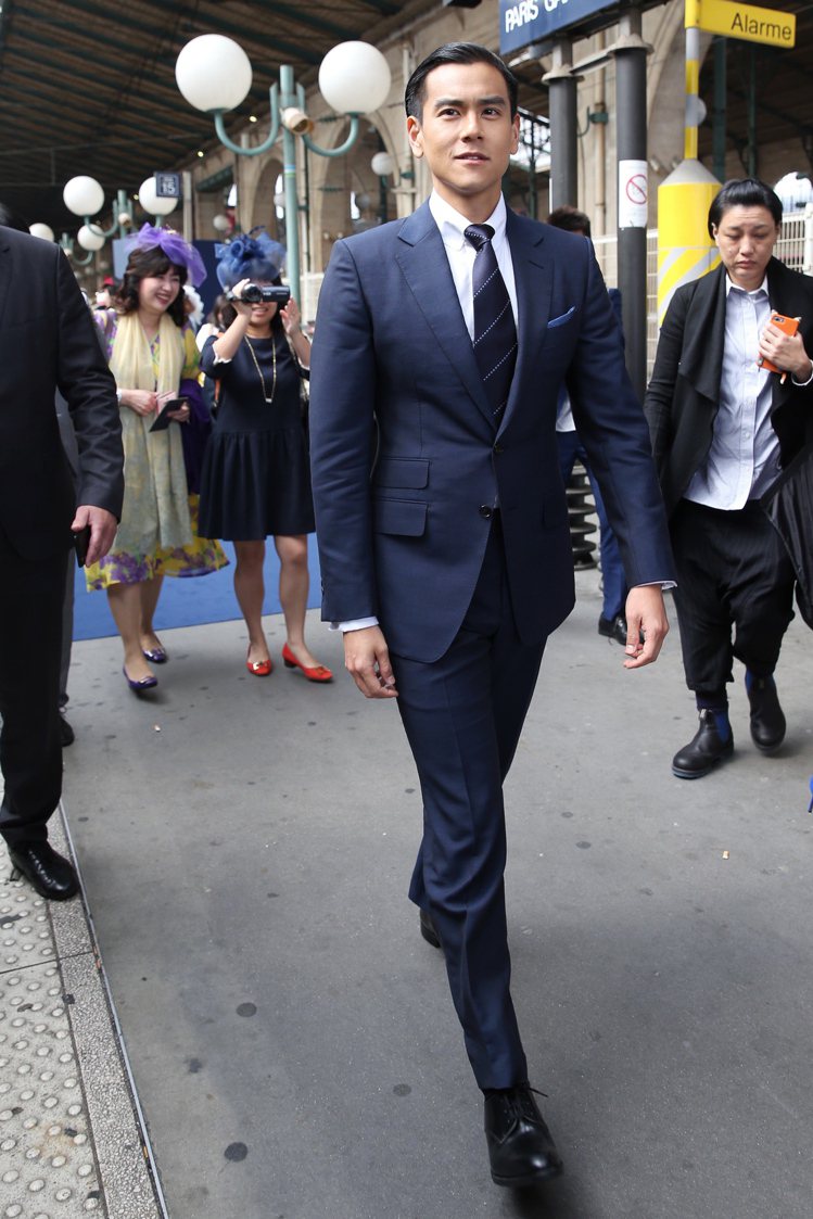 浪琴表全球優雅大使彭于晏於巴黎北站搭乘火車前往會場。記者楊萬雲／攝影
