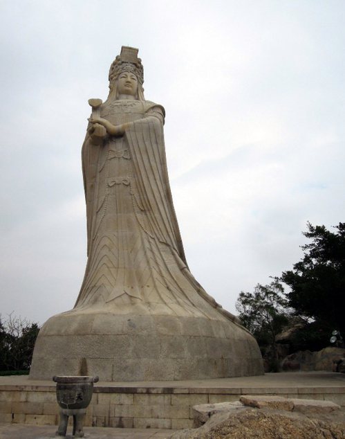 湄洲媽祖廟正殿前上建造的巨型石雕媽祖像，後來此巨像被稱為「和平女神」。 圖／聯合報系資料照片