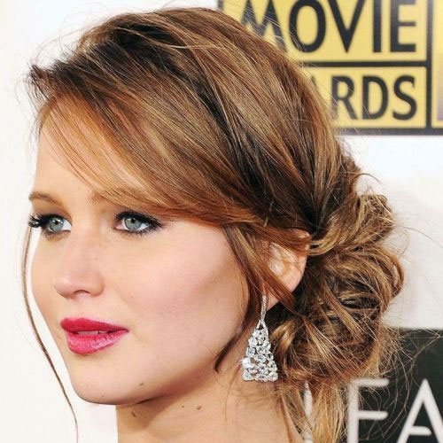 Jennifer Lawrence的髮紮多了絲空氣感，兩鬓處飄動的垂落髮絲靈動異常。圖文：悅己網