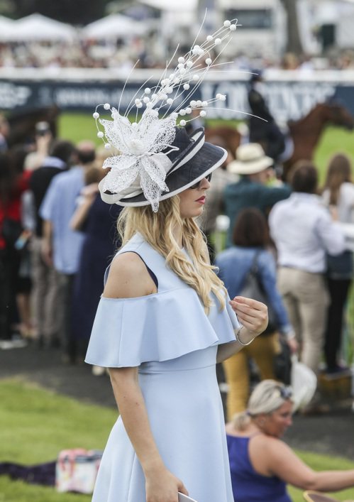 法國黛安娜馬術比賽的帽飾傳統，是唯一可和英國皇家賽馬會（Royal Ascot）齊名的仕女盛會。記者楊萬雲／攝影