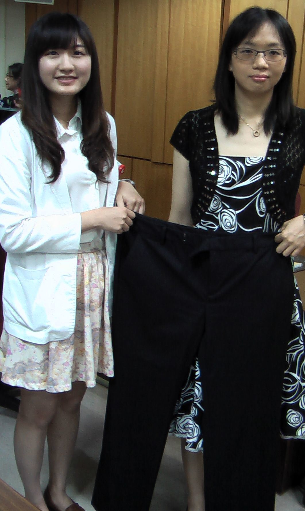 32歲鍾小姐（右）靠控制飲食與運動減重，10個月從74公斤降到55公斤，腰圍39吋水桶腰變24吋小蠻腰。