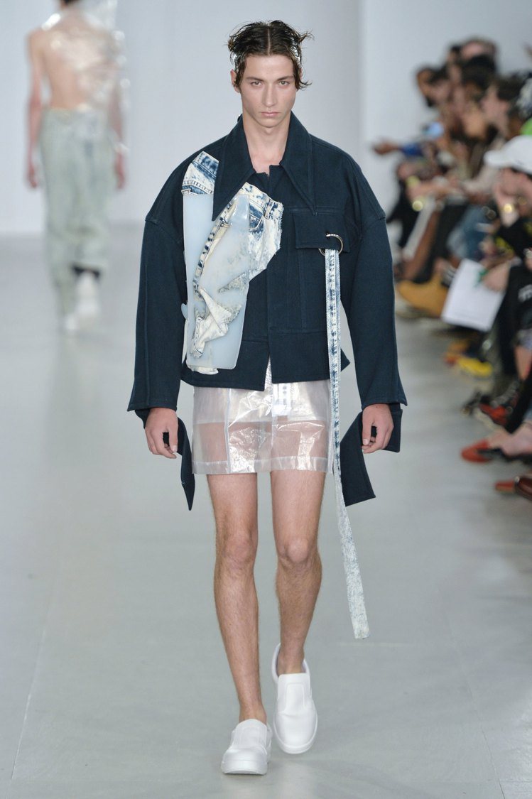 Ximon Lee在這季男裝，以透明的塑料短裙混搭輪廓放大具解構風格的外套。圖／摘自theimpression.com