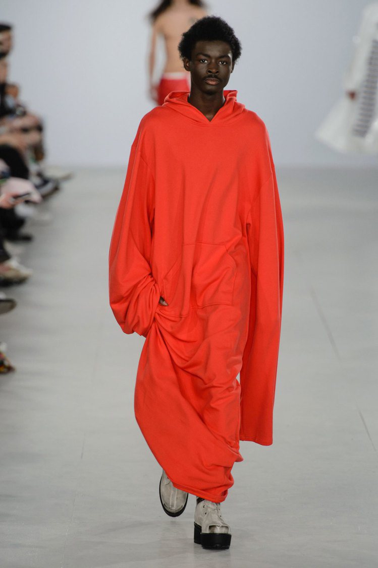 Xander Zhou結合的長裙與連帽T恤的設計，配合寬鬆剪裁輪廓呈現飄逸感。圖／摘自theimpression.com