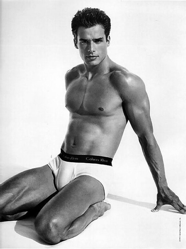 小安東尼奧薩巴托是知名內褲品牌最經典男模之一。圖／摘自90210.wikia