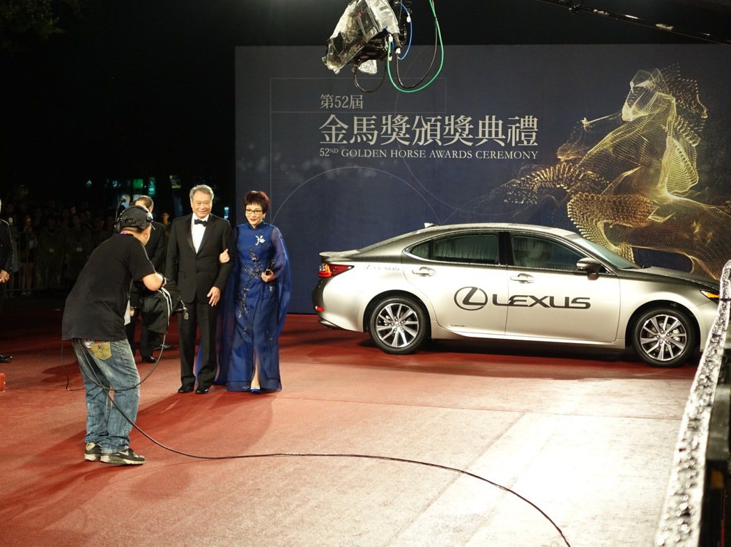 Lexus繼去年成為金馬獎指定專屬禮車外，今年再度成為金曲獎頒獎典禮指定禮車。 圖／和泰汽車提供