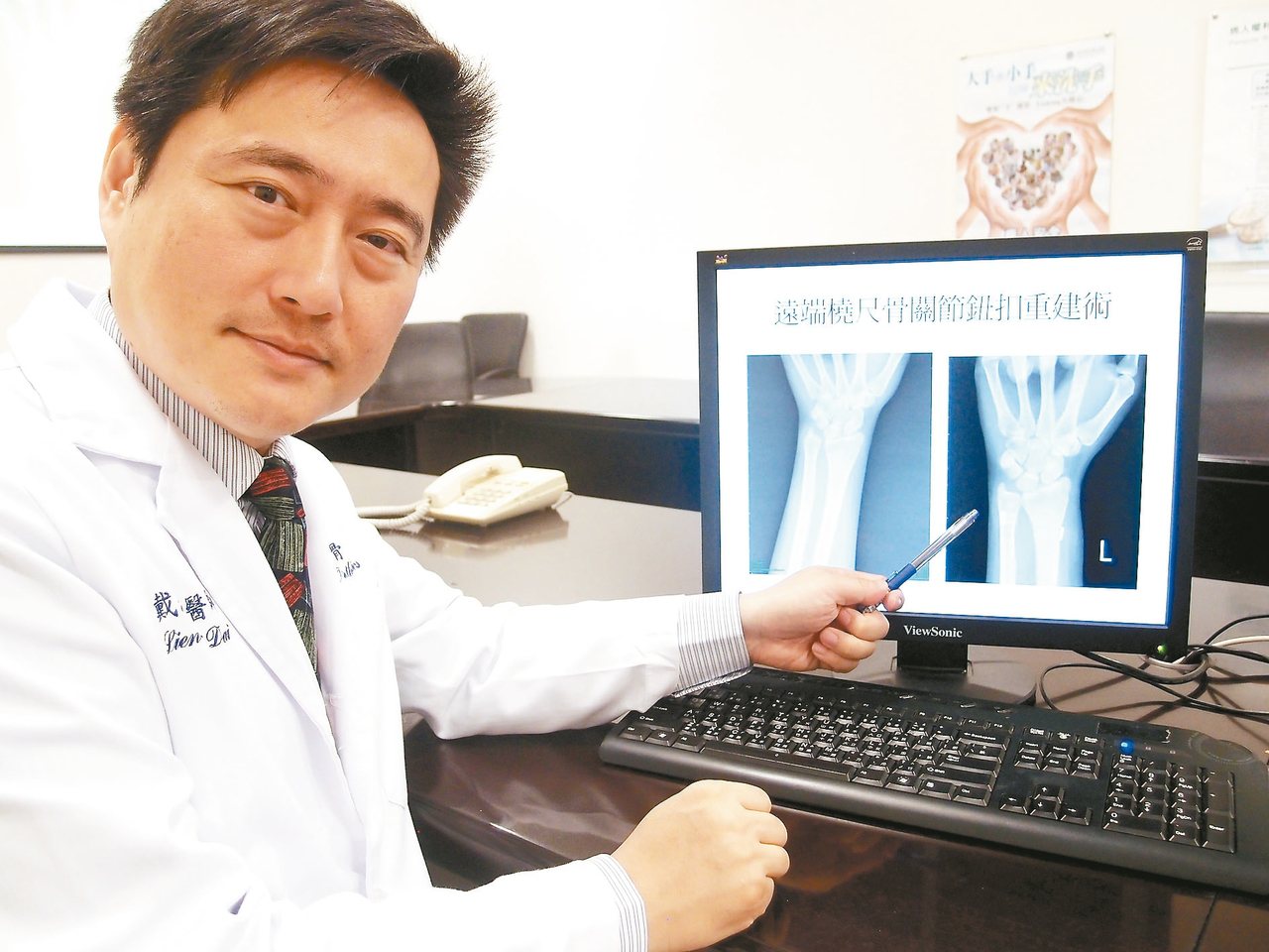 雙和醫院骨科醫生戴念國提醒，關節韌帶鬆弛是護理人員常見職業傷害，若手腕受傷應休息。