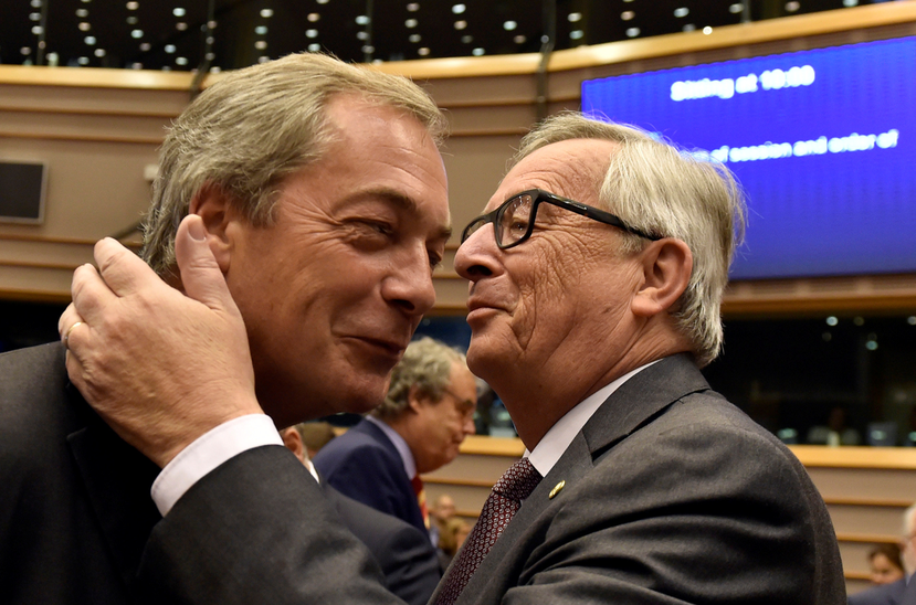 6月28日歐洲議會開議，英國獨立黨黨魁法拉吉（左）與歐洲執委會主席容克（右）兩人...