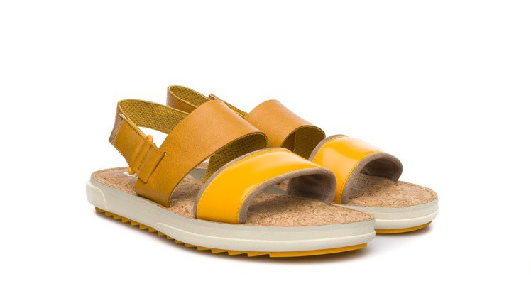 Camper鮮黃色Marges男款涼鞋，7,580元。圖／Camper提供