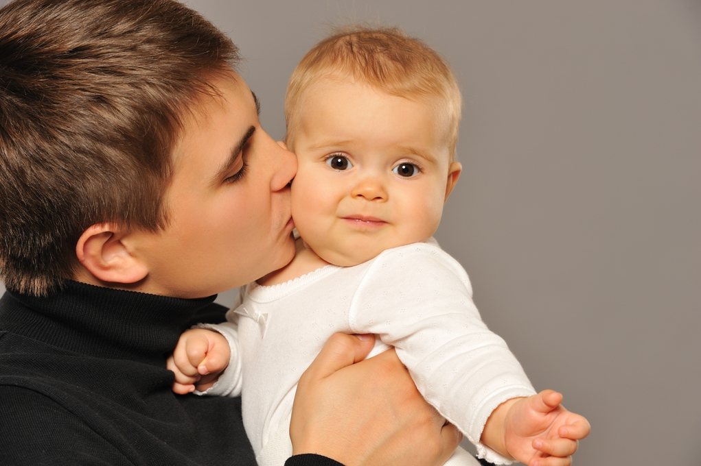 牙醫指出，親吻寶寶可能危及嬰兒的口腔健康，因為父母可把造成蛀牙的細菌傳給孩子。<br />圖／Ingimage