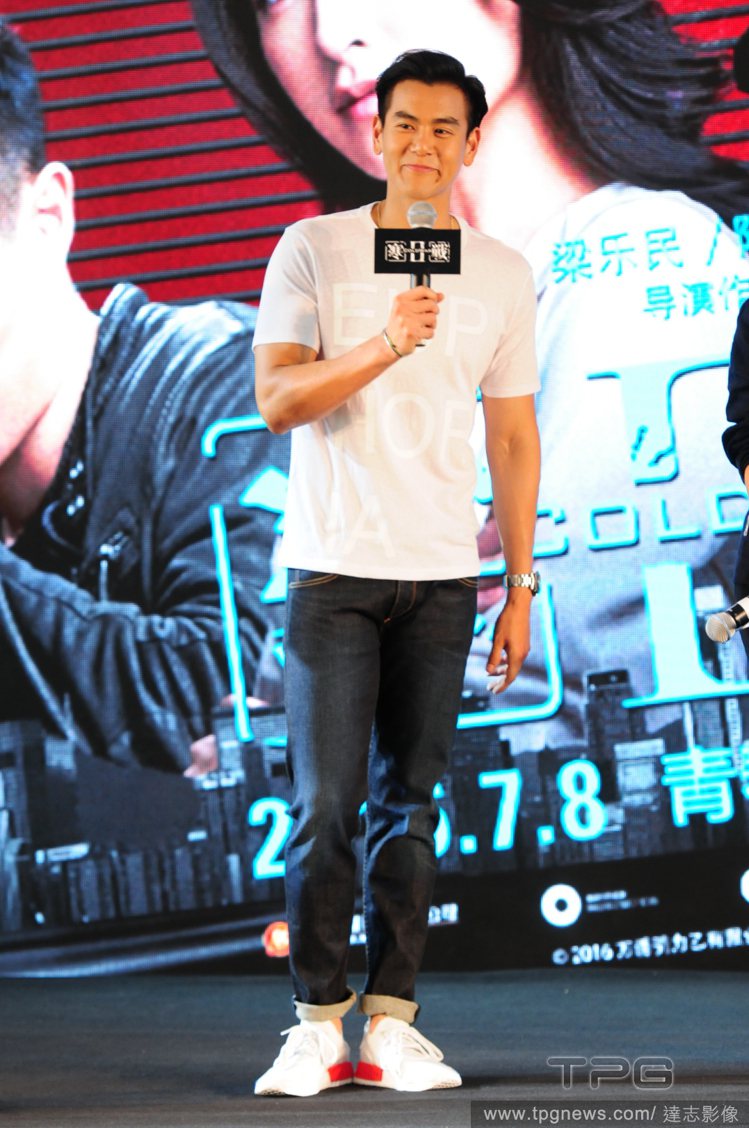 忙著宣傳《寒戰2》的彭于晏，平常就很喜歡穿白T，日前在上海的首映會上以白T配反摺...