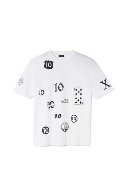 為慶祝Lucas Ossendrijver 擔任LANVIN男裝設計師十週年，特別推出《10 周年》獨家精選系列商品。白色印花棉質 T 恤 NT,700。圖／LANVIN提供