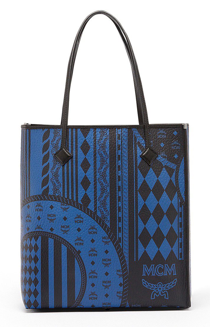 Kira巴洛克圖騰Munich藍色托特包，售價27,000元。圖／MCM提供