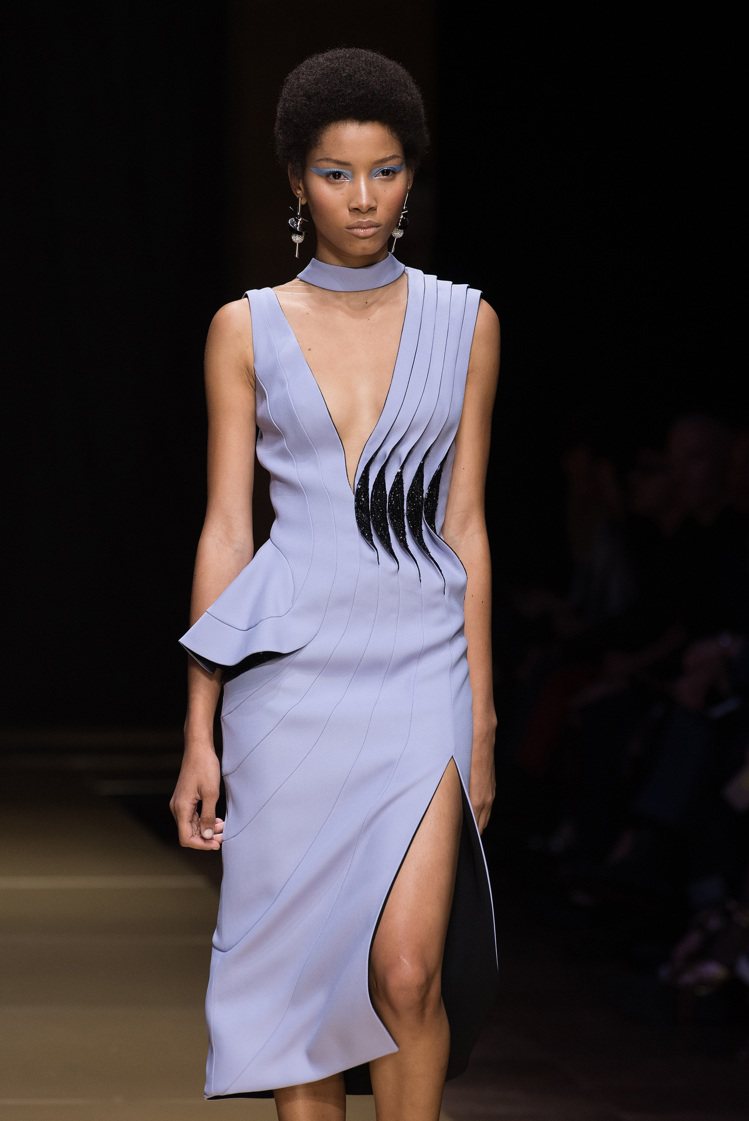 Atelier Versace本季以大量不對稱的立體縐褶展現女性線條。圖／美聯社