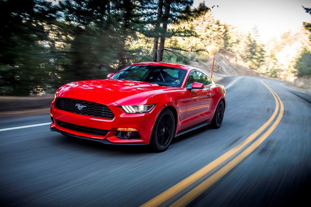 Ford內部負責Mustang外觀設計的首席長Gale Halderman表示，在它職業生涯早期，不能與GM通用汽車有任何接觸。 摘自Ford