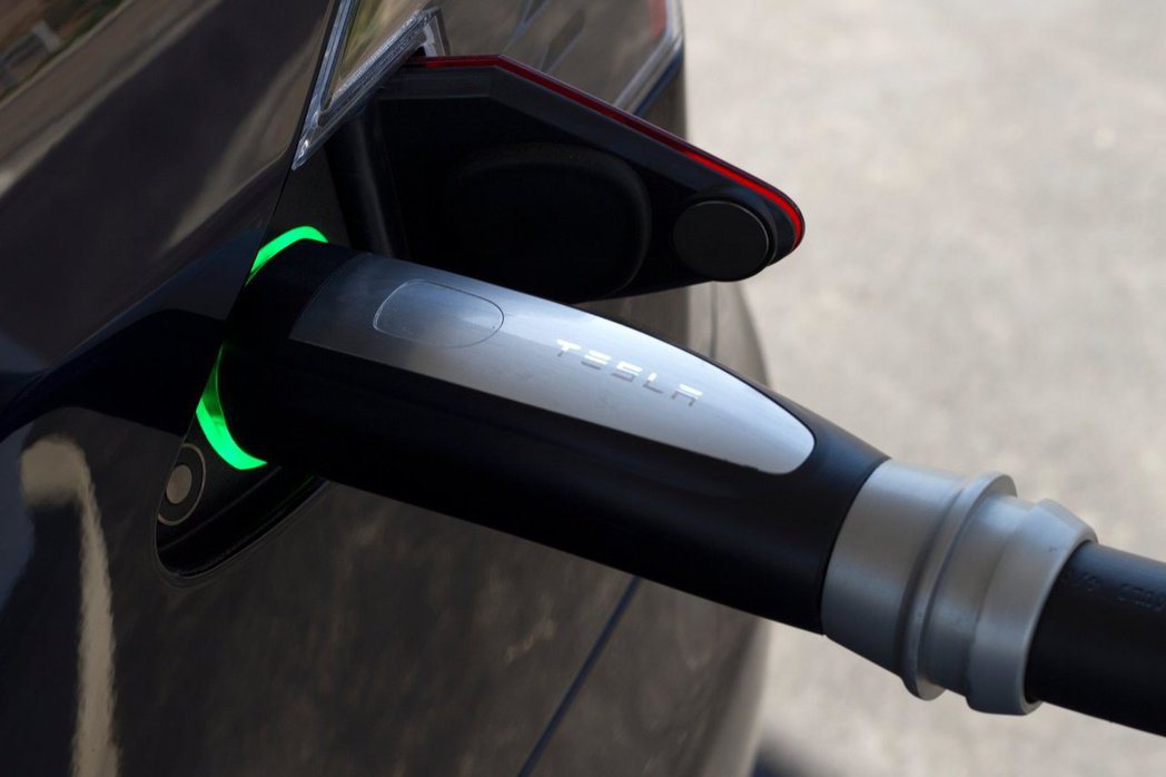 德國政府在今年春季就預計將提撥14億美金，針對插綠能車款進行優惠輔助。 摘自Tesla