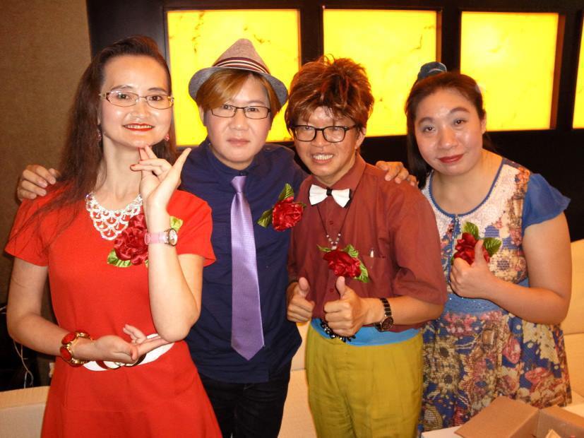 慧慈(左起)、好娜姬、湯尼陳和如花組成「蘆薈雞湯」開直播秀節目。圖／好娜姬臉書