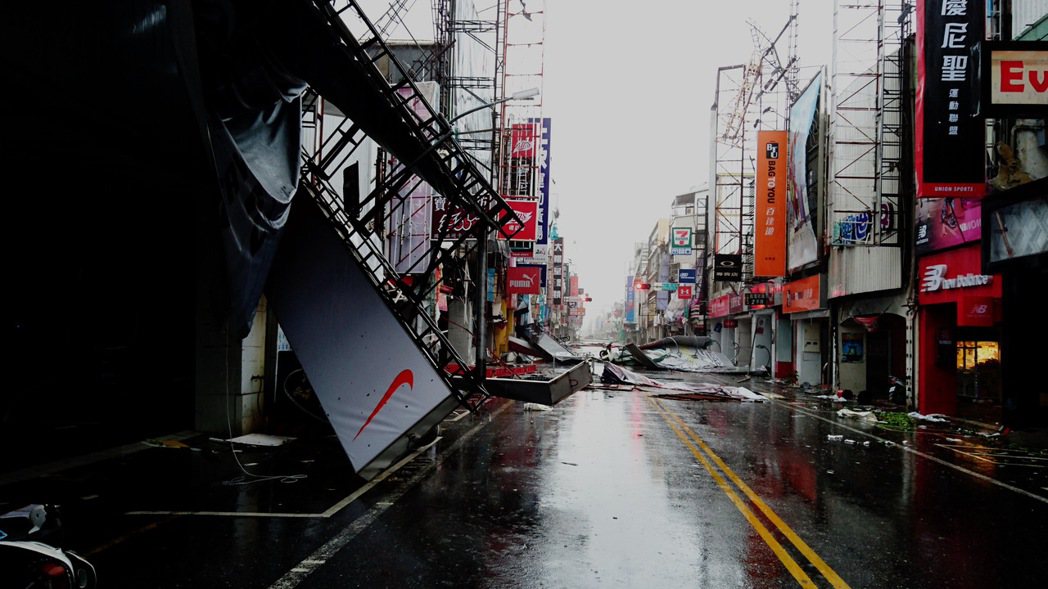尼伯特颱風把台東市區商家招牌，民眾住家鐵皮屋頂掀飛撕爛，散落街頭，圖為台東市中華...