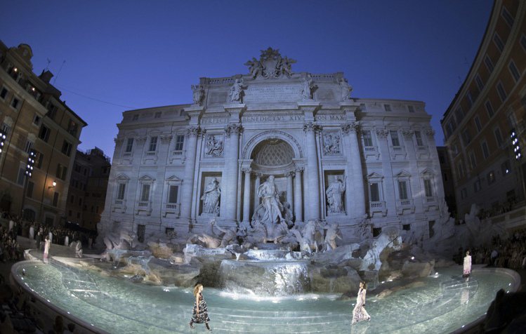 羅馬特雷維噴泉（Trevi Fountain）是羅馬的象徵，在 FENDI 資助下歷經17個月的修復，於2015年11月修繕完成。圖／美聯社