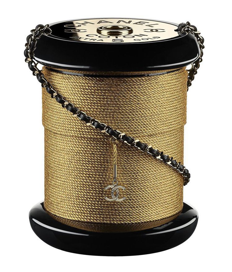 金絲線軸造型硬殼晚宴包，售價26萬7,200元。圖／香奈兒提供