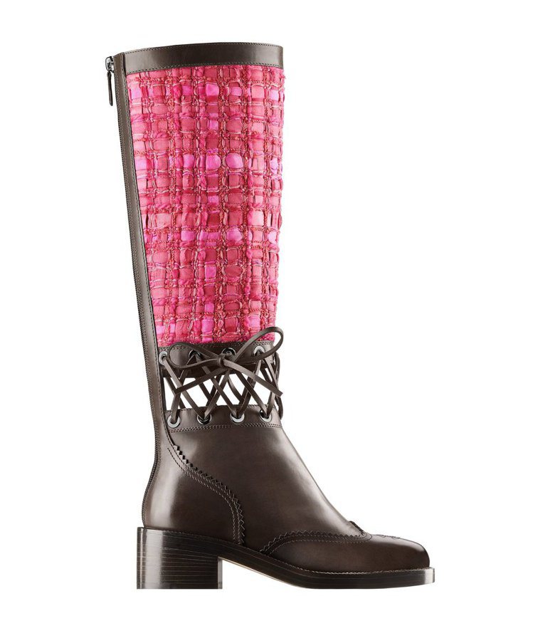 紫紅色斜紋軟呢棕色鏤空綁帶小牛皮高筒靴，售價80,300元。圖／香奈兒提供