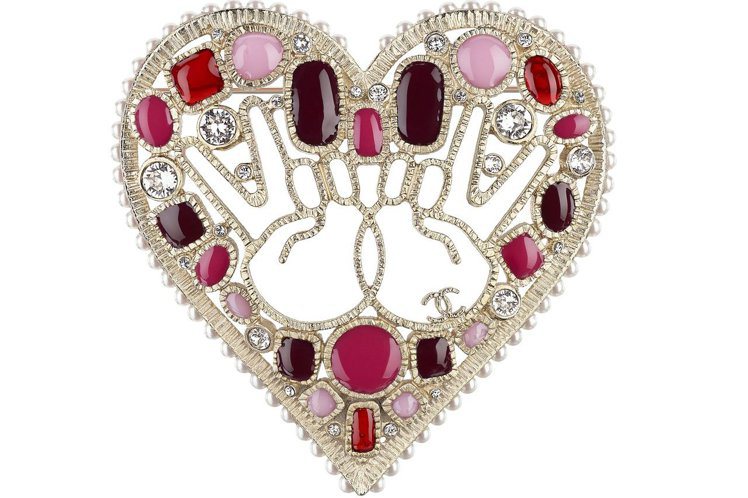 粉紅與酒紅水晶鑲嵌樹脂戀愛手勢胸針，售價1萬9,900元。圖／香奈兒提供