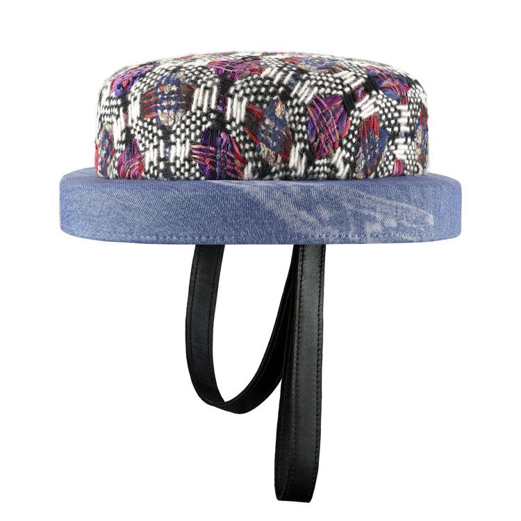 彩色斜紋軟呢及藍色丹寧圓帽，售價7萬3,500元。圖／香奈兒提供