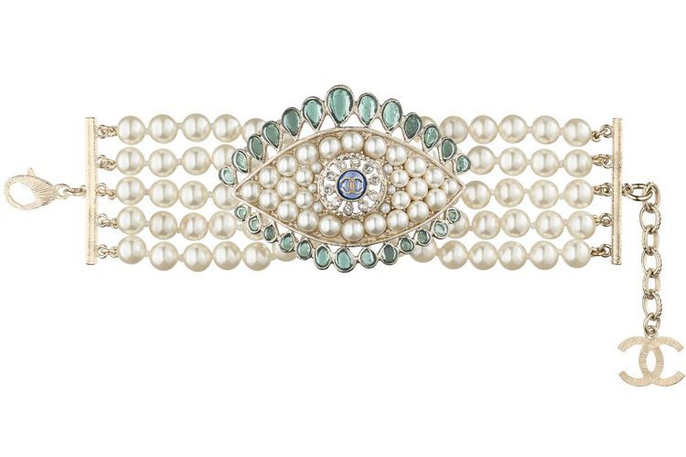 綠色眼眸裝飾多層次珍珠手鍊，售價55,800元。圖／香奈兒提供