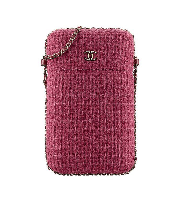 紫紅斜紋軟呢手機鍊帶包，售價63,100元。圖／香奈兒提供