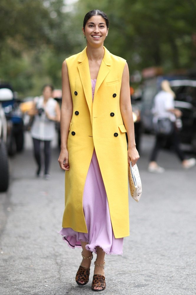 作為最會穿衣的女人之一，Caroline Issa用清新的鵝黃色長馬甲搭配淺紫色裙裝，大玩色彩沖撞。
