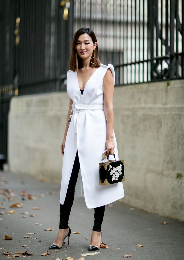 華裔時裝博主Nicole Warne同樣也偏好長馬甲，也是運用了黑白對比的概念，以金色花卉首飾盒手提包為造型點睛。