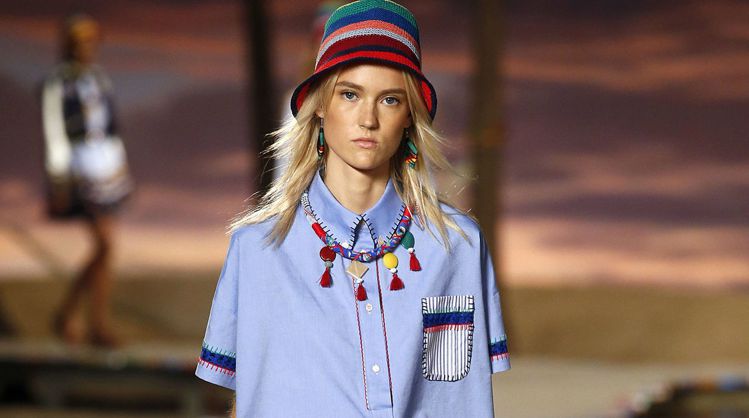 Tommy Hilfiger 春夏也迷上流蘇元素，用彩色的小流蘇飾品妝點素淨的服...
