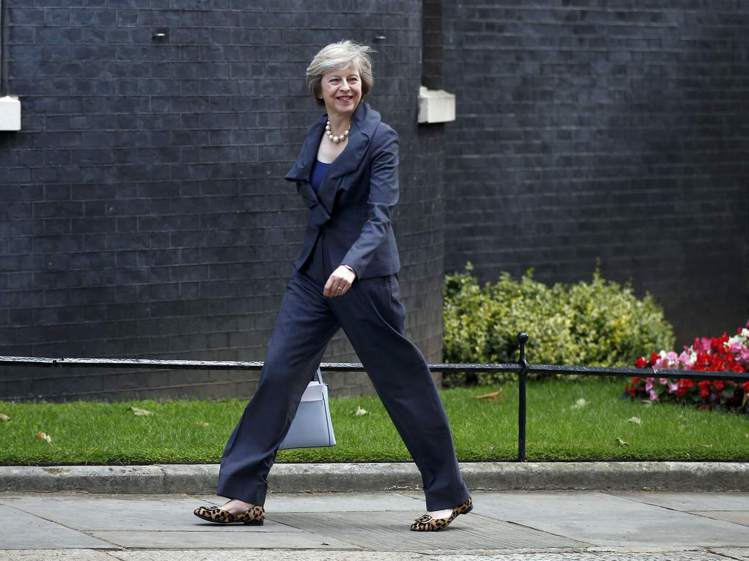 英國首相Theresa May穿Vivienne Westwood褲裝，足蹬豹紋...