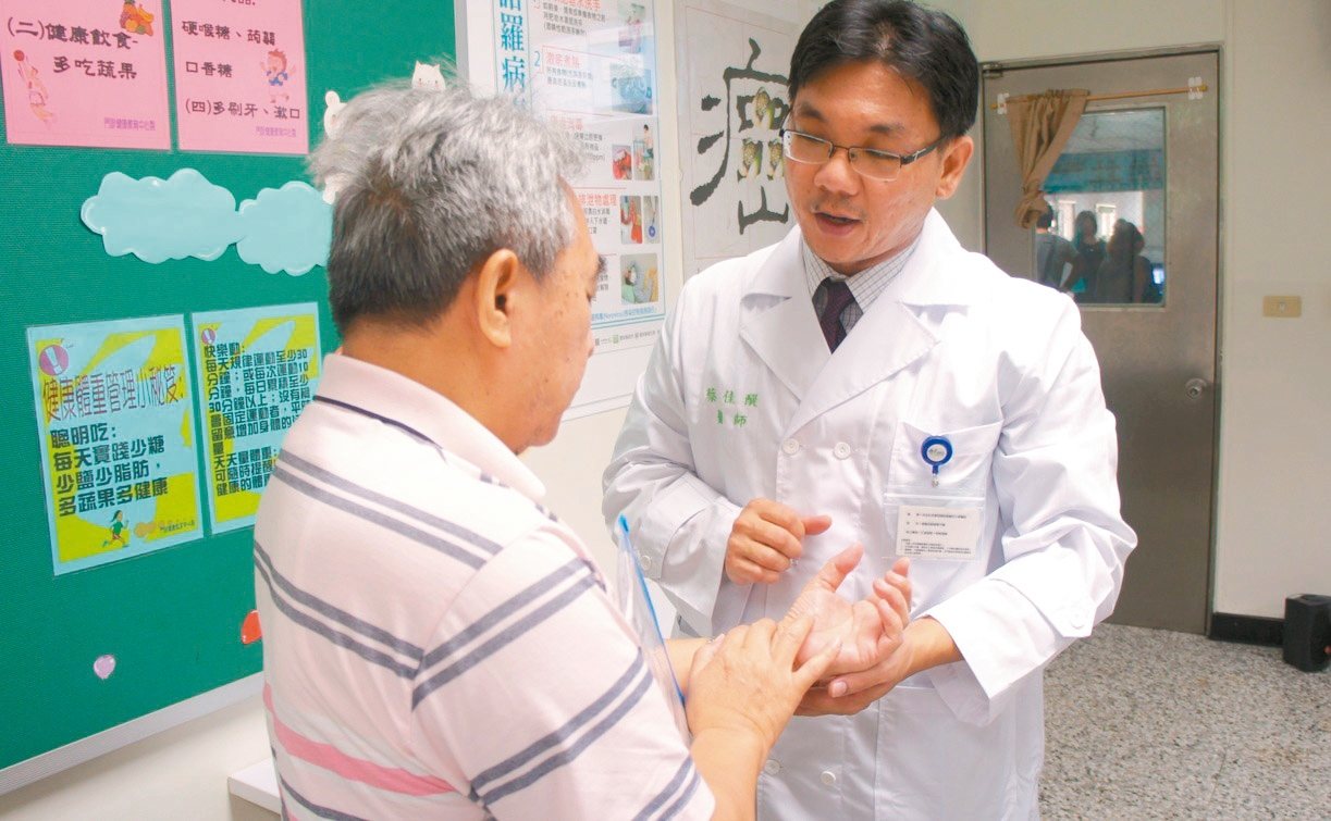 台大醫院雲林分院內科主任蔡佳醍，教導民眾如何把脈為自己的健康把關。