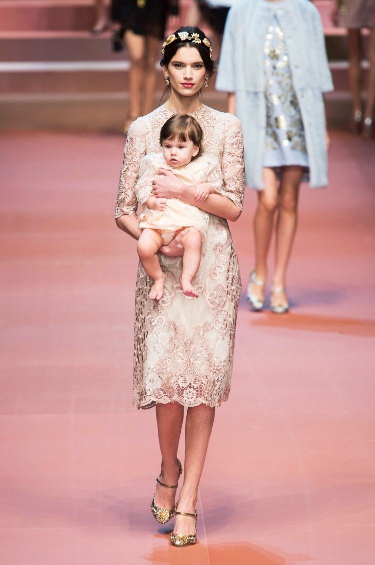 前幾季 Dolce & Gabbana 在成衣系列也展示過溫馨的母女裝，而且是真的請模特兒媽咪帶自己的女兒走上時尚秀台。圖／達志影像
