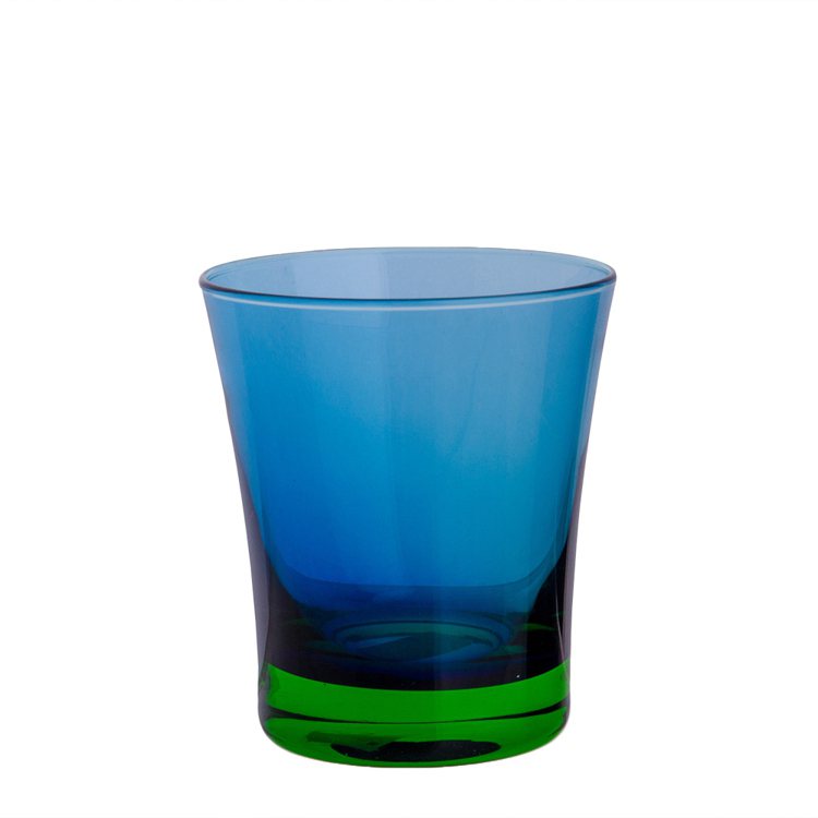 HOLA home漸色手工玻璃水杯藍配綠，創造時尚感。