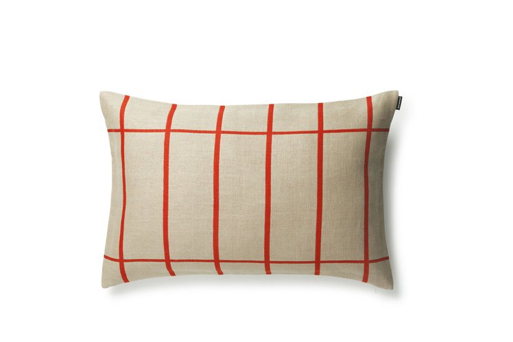 Tiiliskivi沙發靠枕由米白的底色結合橘紅色線條，撞色簡單卻頗為耐看，2,280元。