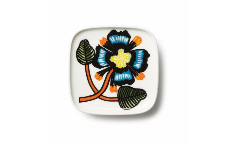 Marimekko Tiara小瓷盤，橘配藍的花朵圖騰撞出艷麗飽和感， 590元。