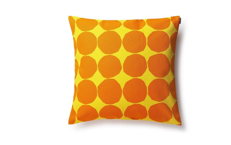Marimekko波卡點抱枕套，以明亮的橘色搭配黃色，視覺搶眼又跳躍，2,280元。