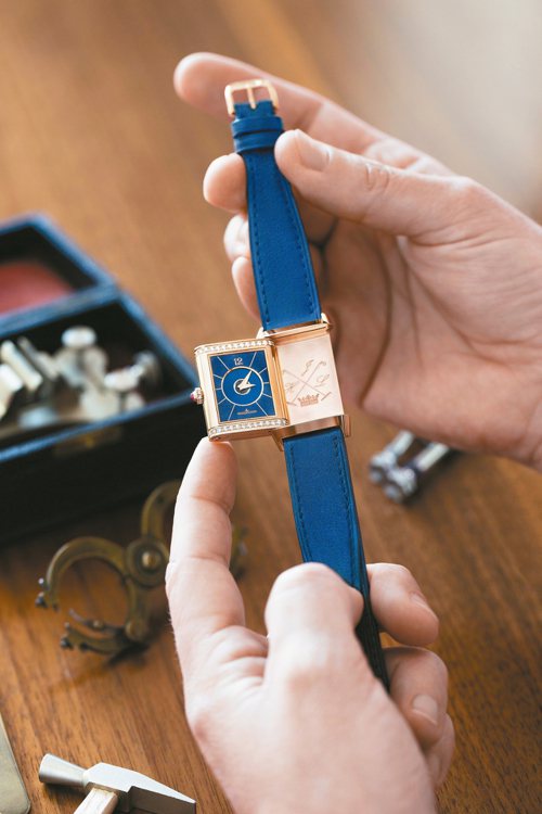 積家訂製款Reverso Classic Duetto系列腕表的表背刻有名字縮寫和馬球槌圖樣。 圖／各業者提供