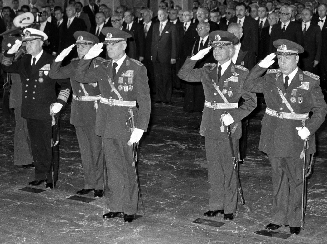 1980年政變後，率領軍隊啟示的埃夫倫將軍（左三）也率領眾將官，前往阿塔圖克的陵...