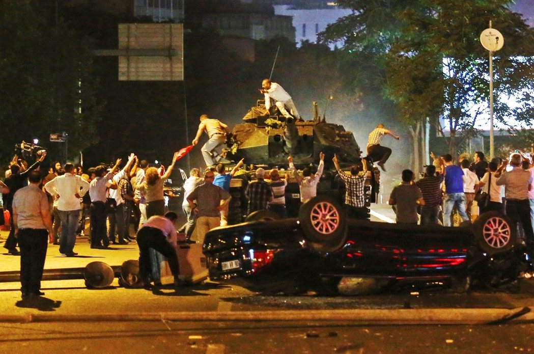 16日清晨，安卡拉街頭的反政變群眾，用肉身或石塊擺設路障，試圖阻止政變部隊的推進...