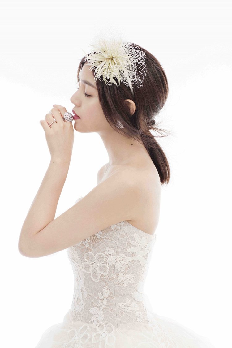 陳妍希在婚紗照中身穿 Vera Wang 婚紗搭配卡地亞鑽戒。圖／卡地亞提供
