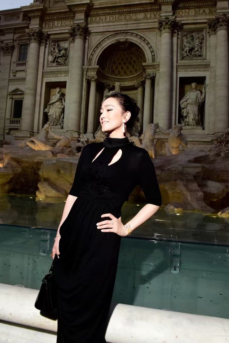 鞏俐最近在羅馬許願池看Fendi高定秀時就以小黑裙亮相，胸部做了巧妙設計，更顯得她性感非常。