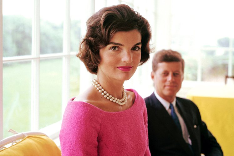 Pearls are always appropriate.
珍珠永遠得體不出錯。——Jackie Kennedy Onassis