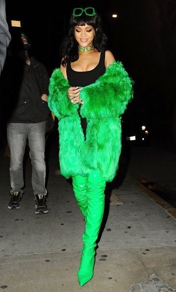 對亮色系尤其是綠色鍾愛有加的Rihanna，這次選擇了同樣個性張揚的Versace 2015秋冬的熒綠色皮草大衣和同色系過膝長靴、墨鏡，整組造型幾乎成為夜幕中的一柱光彩，任憑誰都無法忽視她的閃耀。Rihanna健康的膚色較慘白的模特相比，簡直飽滿熱情和活力，帶著自信的Logo般的性感笑容，她獨得全場焦點關注。