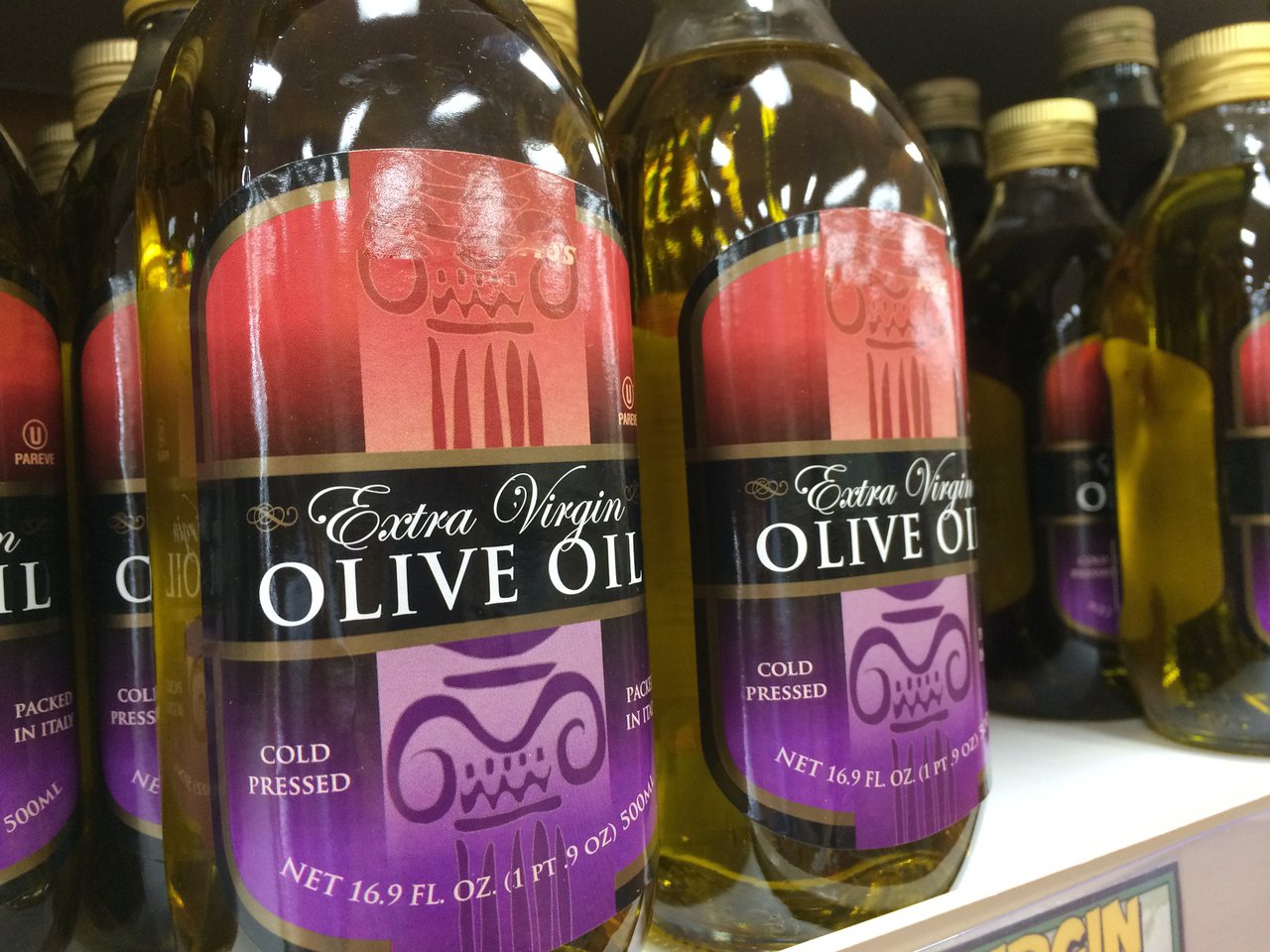 專家發現許多瓶裝的特級初榨橄欖油以較便宜的花生油和大豆油稀釋。 （記者許振輝／攝影）